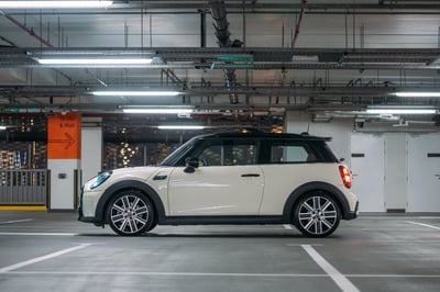 Blanco Mini Cooper S  2 doors en alquiler en Dubai 1