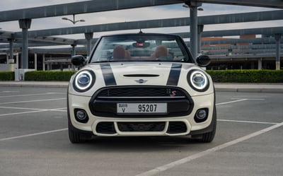 Blanc Mini Cooper S cabrio en location à Abu-Dhabi 1