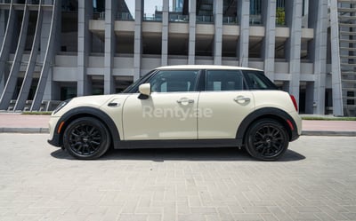 أبيض Mini Cooper S للإيجار في أبو ظبي 1