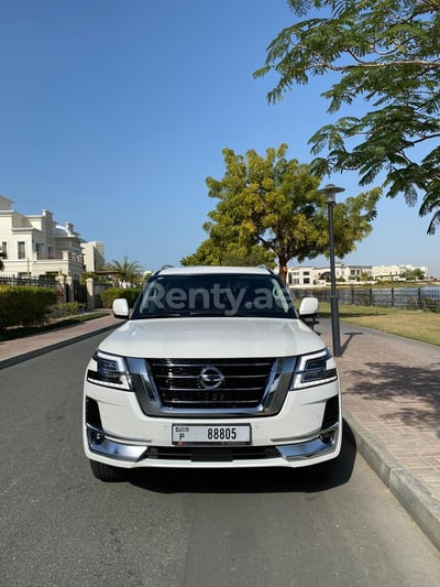 أبيض Nissan Patrol  V8 Titanium للإيجار في أبو ظبي 0