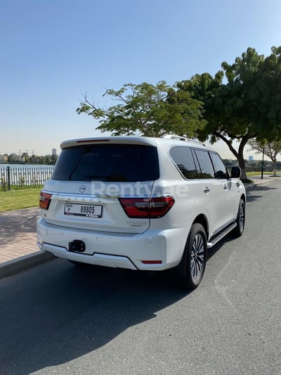 أبيض Nissan Patrol  V8 Titanium للإيجار في أبو ظبي 1