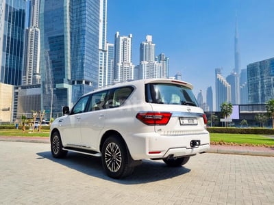 Blanc Nissan Patrol V8 Platinum en location à Abu-Dhabi 1