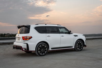 Weiß Nissan Patrol V8 with Nismo Bodykit and latest generation interior zur Miete in Abu-Dhabi 0