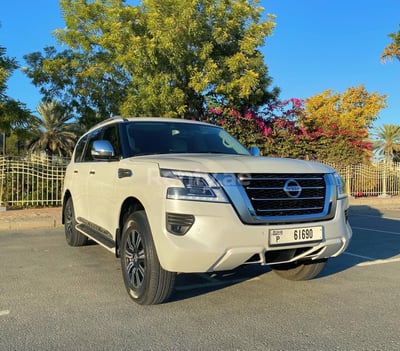 Blanc Nissan Patrol V6 en location à Abu-Dhabi 1