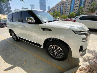 Blanc Nissan Patrol en location à Abu-Dhabi 0