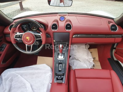 أبيض Porsche Boxster للإيجار في أبو ظبي 0