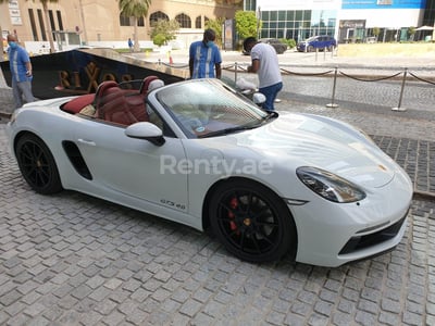 Blanc Porsche Boxster en location à Abu-Dhabi 1