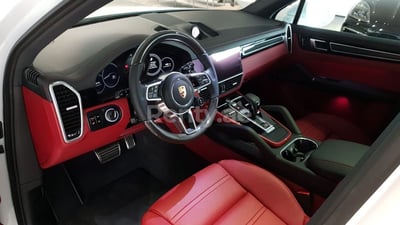 أبيض Porsche Cayenne S للإيجار في الشارقة 0