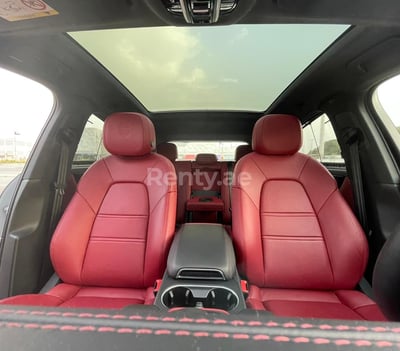 أبيض Porsche Cayenne للإيجار في أبو ظبي 0