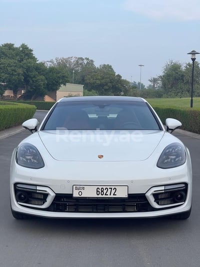 Blanco Porsche Panamera GTS en alquiler en Sharjah 0