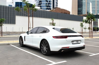 Weiß Porsche Panamera zur Miete in Dubai 1