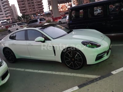 Bianca Porsche Panamera in affitto a Abu-Dhabi 1