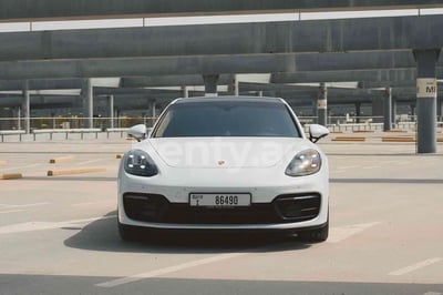 Белый Porsche Panamera в аренду в Дубай 0