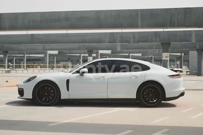 Blanco Porsche Panamera en alquiler en Dubai 1