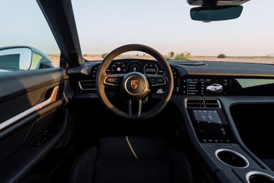 أبيض Porsche Taycan Turbo للإيجار في الشارقة 0