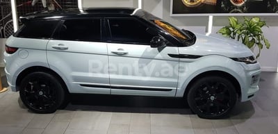 Blanc Range Rover Evoque en location à Abu-Dhabi 0