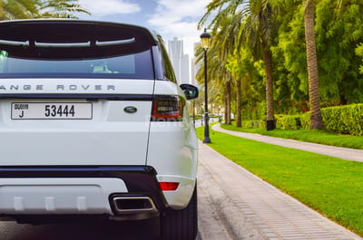 Blanc Range Rover Sport Autobiography en location à Abu-Dhabi 0