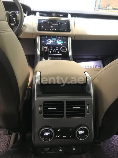 أبيض Range Rover Sport للإيجار في أبو ظبي 1