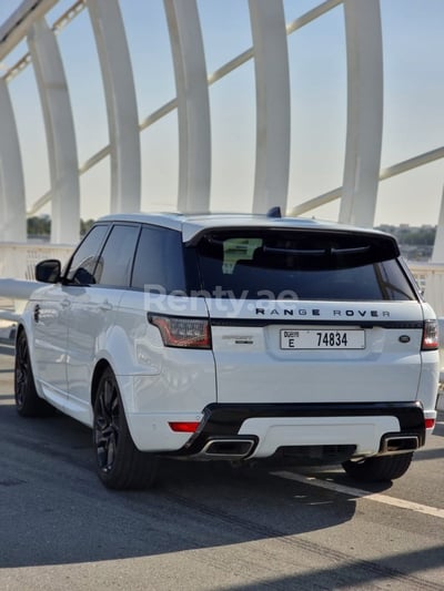 Blanc Range Rover Sport en location à Abu-Dhabi 1