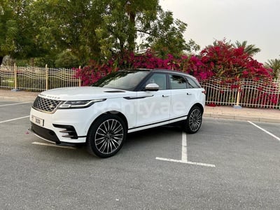 أبيض Range Rover Velar Dynamic للإيجار في أبو ظبي 0