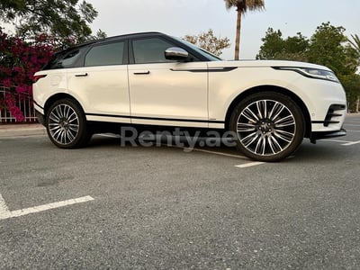 أبيض Range Rover Velar Dynamic للإيجار في دبي 1