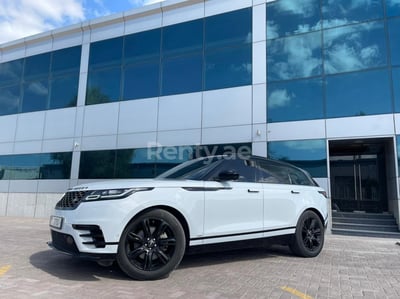 Blanc Range Rover Velar en location à Sharjah 0