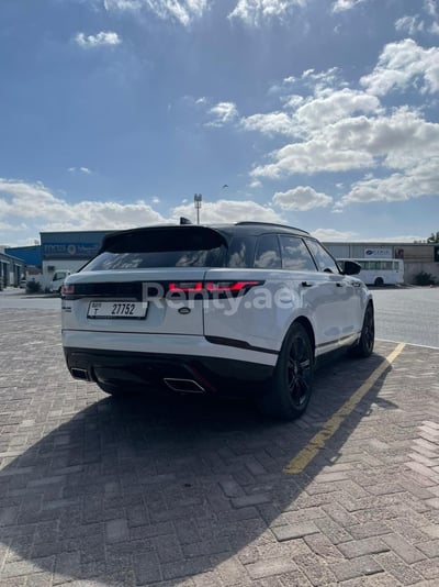 أبيض Range Rover Velar للإيجار في أبو ظبي 1