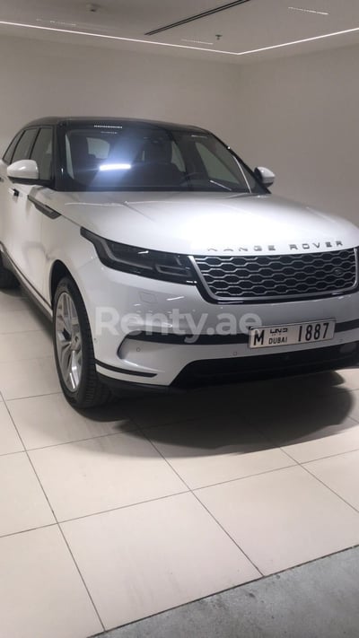 أبيض Range Rover Velar للإيجار في أبو ظبي 1