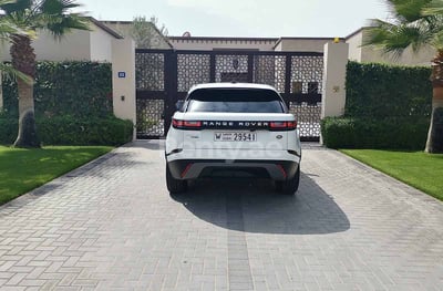 أبيض Range Rover Velar للإيجار في الشارقة 0