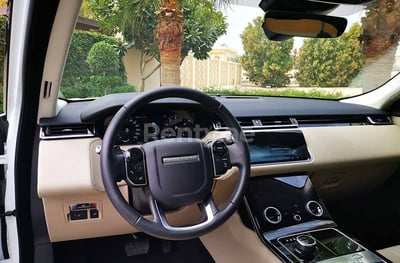 Blanc Range Rover Velar en location à Abu-Dhabi 1