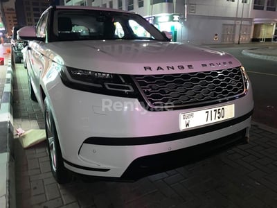 在阿布扎比租赁白色 Range Rover Velar 1