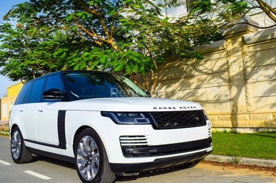 Weiß Range Rover Vogue Autobiography zur Miete in Dubai 0