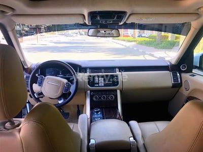 Weiß Range Rover Vogue zur Miete in Dubai 1