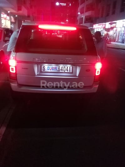 Белый Range Rover Vogue в аренду в Абу-Даби 1