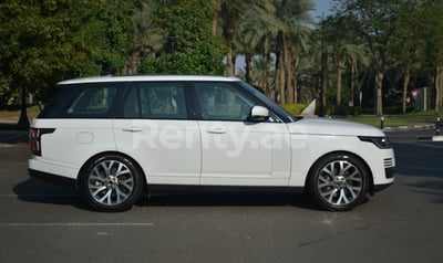 أبيض Range Rover Vogue للإيجار في أبو ظبي 1