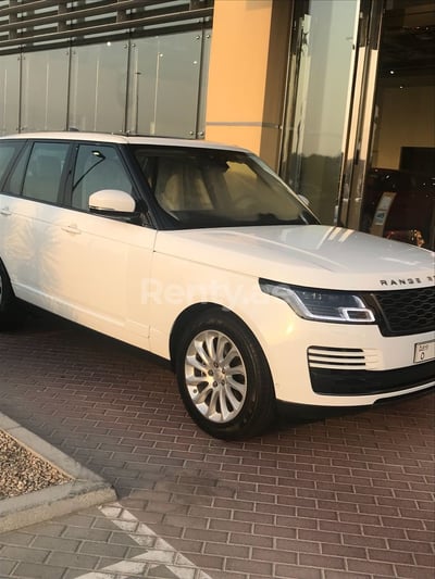 أبيض Range Rover Vogue للإيجار في أبو ظبي 0