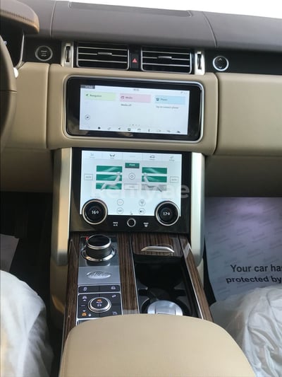 White Range Rover Vogue for rent in Abu-Dhabi 1