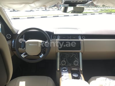 Blanco Range Rover Vogue en alquiler en Dubai 1