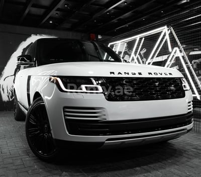 Blanc Range Rover Vogue en location à Dubai 0