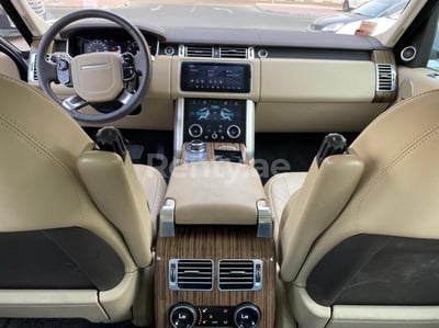 Weiß Range Rover Vogue zur Miete in Abu-Dhabi 0