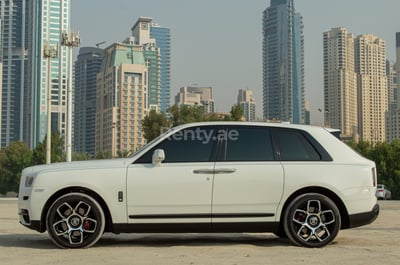 Blanc Rolls Royce Cullinan Black Badge en location à Dubai 1