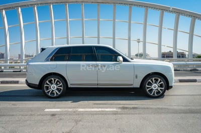 Blanc Rolls Royce Cullinan en location à Dubai 0