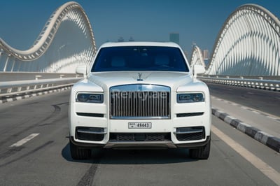 Blanc Rolls Royce Cullinan en location à Sharjah 1