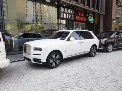 Blanco Rolls Royce Cullinan en alquiler en Dubai 1