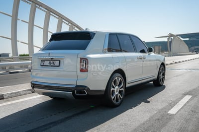 Blanc Rolls Royce Cullinan en location à Dubai 1