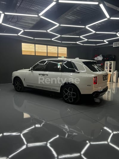 أبيض Rolls Royce Cullinan للإيجار في دبي 0