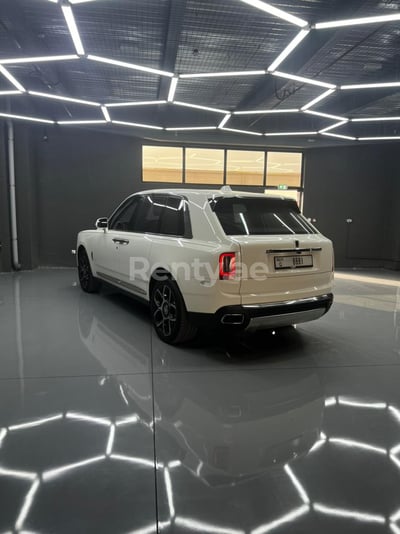 Weiß Rolls Royce Cullinan zur Miete in Abu-Dhabi 1