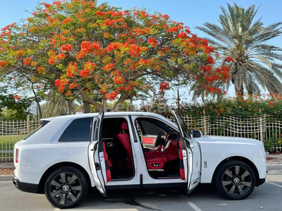 أبيض Rolls Royce Cullinan للإيجار في الشارقة 0