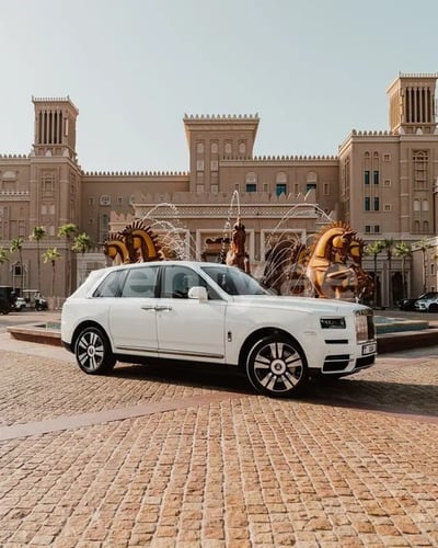 أبيض Rolls Royce Cullinan للإيجار في أبو ظبي 0