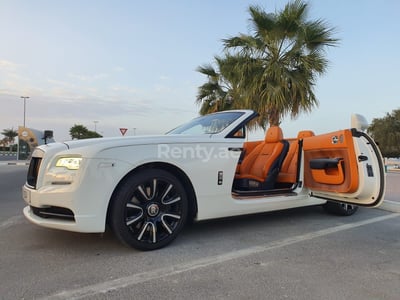 Blanc Rolls Royce Dawn Black Badge en location à Dubai 1